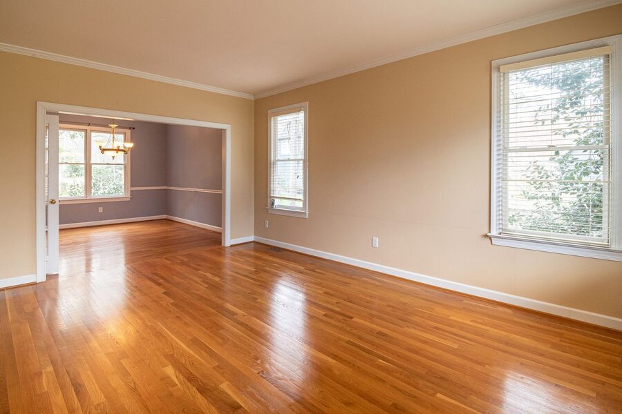 Pose de parquet par un artisan